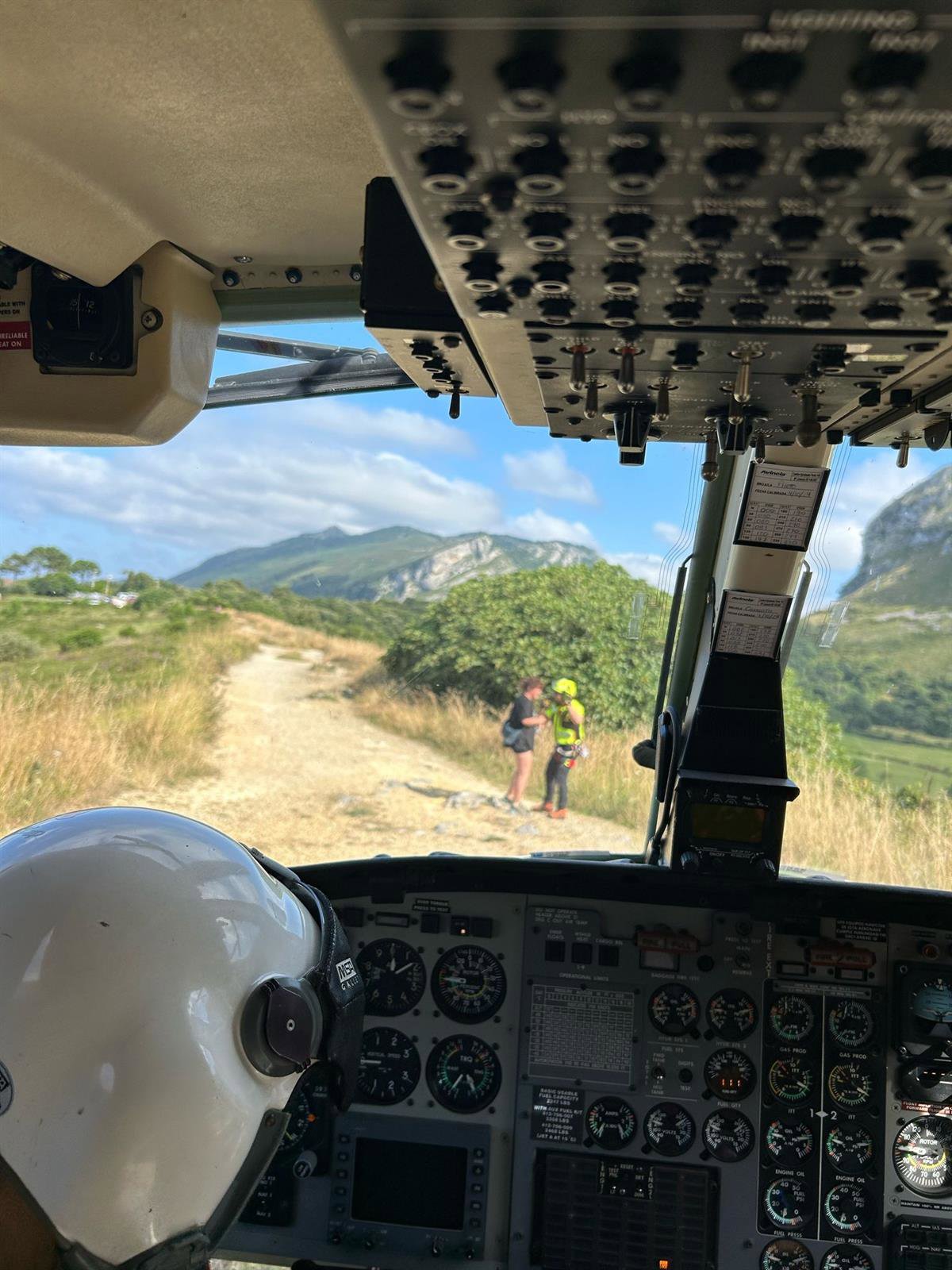 El helicóptero rescata a una senderista de Vitoria desorientada en los Ojos del Diablo en Liendo