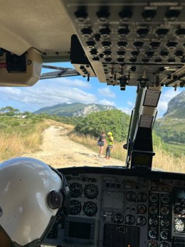 El helicóptero rescata a una senderista de Vitoria desorientada en la ruta de los Ojos del Diablo en Liendo