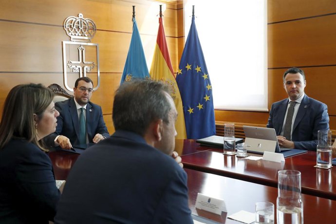 Reunión del Consejo de Gobierno asturiano con Adrián Barbón presidiendo y el consejero portavoz, Guillermo Peláez, a su lado.