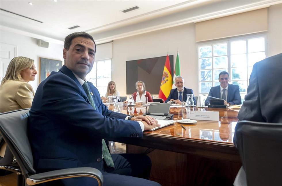 El presidente del Gobierno, Pedro Sánchez, y el lehendakari, Imanol Pradales, presiden la Comisión Bilateral de Cooperación Administración del Estado-Comunidad Autónoma del País Vasco, en la Moncloa, a 15 de julio de 2025, en Madrid (España). En esta re
