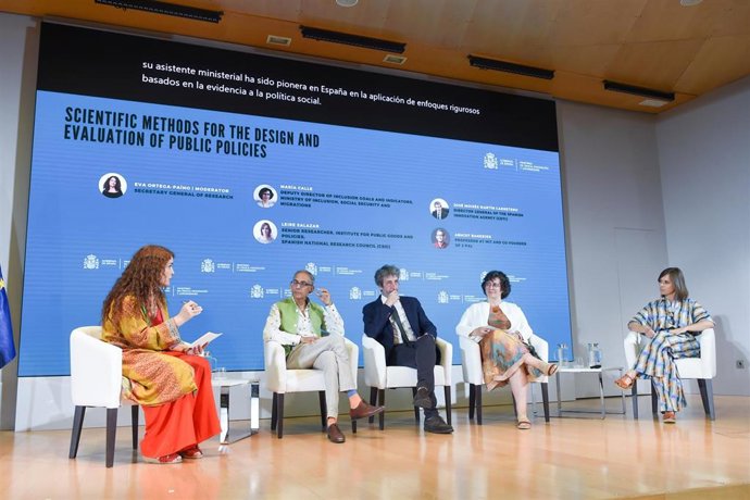 Coloquio durante la clausura del encuentro con Abhijit Banerjee, Premio Nobel de Economía 2019, en el Ministerio de Ciencia, Innovación y Universidades, a 15 de julio de 2025, en Madrid (España).