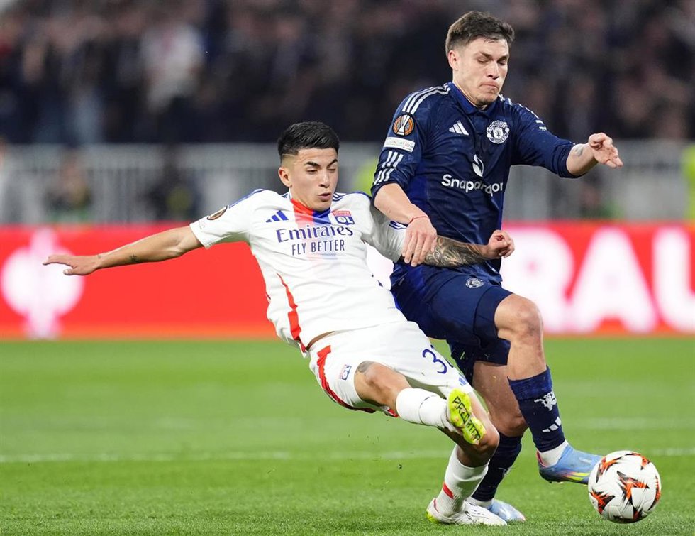 Archivo - 10 April 2025, France, Lyon: Lyon's Thiago Almada (R) and Manchester United's Manuel Ugarte battle for the ball during the UEFA Europa League quarter final first leg soccer match between Olympique Lyonnais and Manchester United at Parc Olympiq