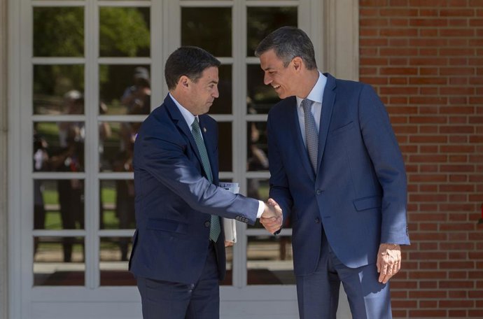 O lehendakari, Imanol Pradales (à esquerda), e o Presidente do Governo, Pedro Sánchez (à direita), durante uma reunião no Palácio La Moncloa, em 15 de julho de 2025, em Madri (Espanha). Durante a reunião, eles discutiram as transferências pendentes - entr