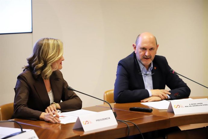 Rafael Louzán, junto a Pilar Alegría en la primera reunión de la Comisión Interministerial para la preparación y organización del Mundial de fútbol de 2030.