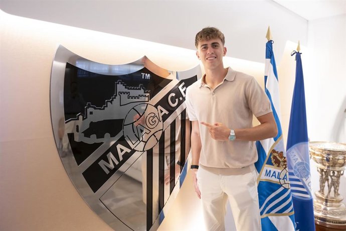Adrián Niño ficha por el Málaga CF hasta 2029.