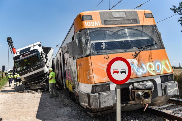 El camió que ha xocat amb un tren