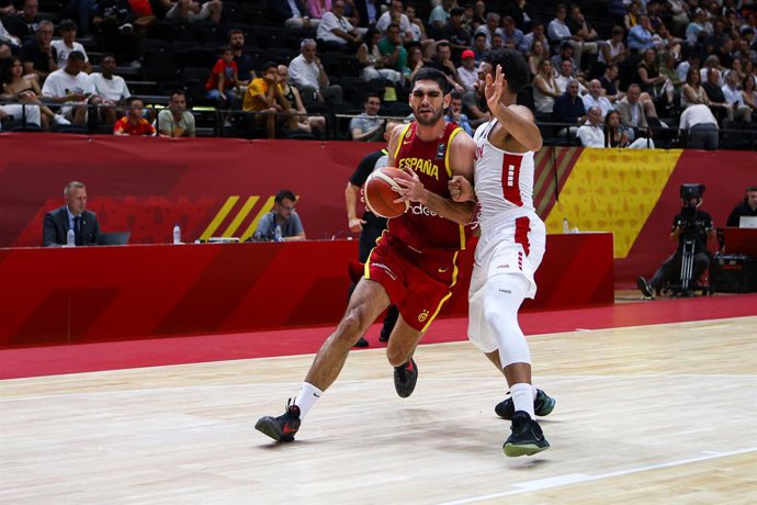 Archivo - Santiago Aldama, da Espanha, em ação durante a partida de basquete do Torneio Pré-Olímpico da FIBA disputada entre Espanha e Líbano no pavilhão Fuente de San Luis em 2 de julho de 2024, em Valência, Espanha.