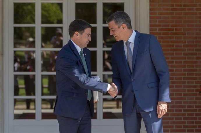 El lehendakari, Imanol Pradales (i), y el presidente del Gobierno, Pedro Sánchez (d), durante un encuentro en el Palacio de La Moncloa, a 15 de julio de 2025, en Madrid (España).