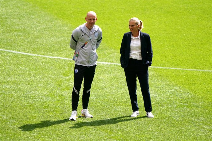 Archivo - 31 July 2022, United Kingdom, London: England head coach Sarina Wiegman (R) and assistant coach Arjan Veurink inspect the pitch before the start of the UEFA Women's Euro 2022 final soccer match between England and Germany at Wembley Stadium. Pho