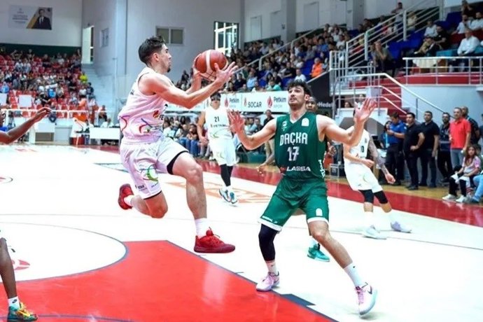 Wesley Van Beck (izq.), durante su etapa en el Petkimspor turco.