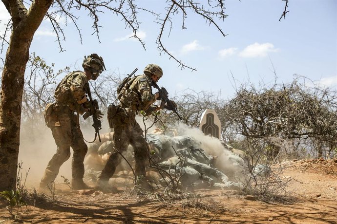 Archivo - March 9, 2022 - Kenya - U.S. Army Soldiers with 1st Battalion, 503rd Infantry Regiment, 173rd Airborne Brigade, conduct a live fire training event during Justified Accord, March 9, 2022. Over 800 personnel are currently participating in the exer