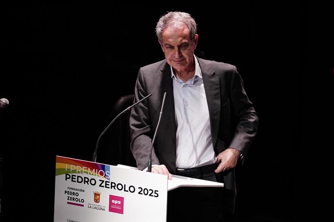 O ex-primeiro-ministro José Luis Rodríguez Zapatero discursa durante a apresentação de gala do 1º Prêmio Pedro Zerolo, no Teatro Magno, em 30 de junho de 2025, em Madri (Espanha). Esses prêmios, concedidos pela Fundação Pedro Zerolo, são um