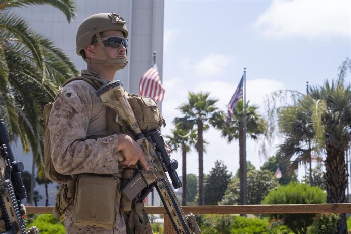 Archivo - Marines estadounidenses montan guardia en el exterior de un edificio federal en Los Ángeles, California