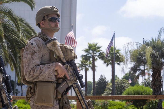 Archivo - June 13, 2025, Los Angeles, California, United States: U.S Marines stand guard outside of a federal building. A federal appeals court ruled on June 12 that the Trump administration can maintain control of the California National Guard overturnin