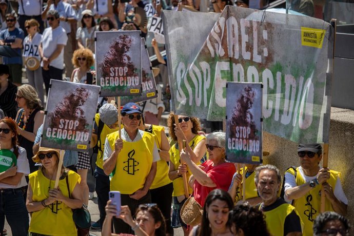 Archivo - June 14, 2025, Madrid, Spain: Amnesty International activists hold a banner with the slogan: ''Israel, Stop genocide'' during a pro-Palestinian demonstration. Rally at the Reina Sofia Museum in Madrid. National Day of Action for the End of Genoc