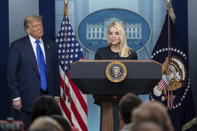 27 de junho de 2025, Washington, Dc, Estados Unidos da América: A procuradora-geral dos EUA, Pam Bondi, ao centro, responde a uma pergunta enquanto o presidente Donald Trump, à esquerda, observa durante uma coletiva de imprensa na sala de reuniões de impr
