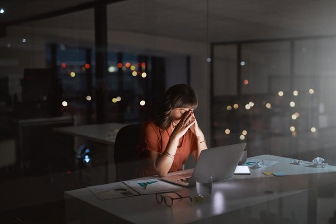 Archivo - Trabajo nocturno mujer
