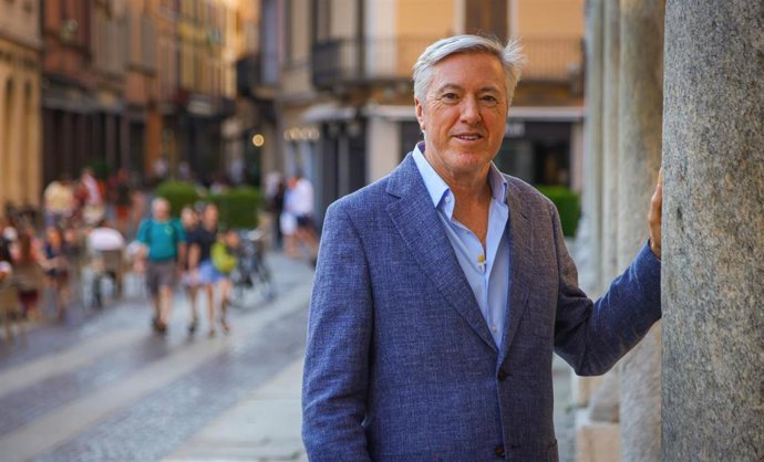 El poeta y dramaturgo Alejandro G. Roemmers firma 'El misterio del último Stradivarius' (Planeta)