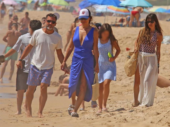 Raquel Perera, Sara Carbonero, sus hijos y José Luis Cabrera, novio de Sara, pasean por una playa gaditana