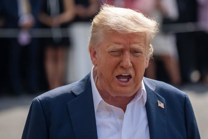 11 de julho de 2025, EUA, Washington: O presidente dos EUA, Donald Trump, fala com a imprensa antes de se dirigir ao seu helicóptero para o início de uma viagem ao Texas para analisar os danos causados pelas enchentes. Foto: Andrew Leyden/ZUMA Press Wire/