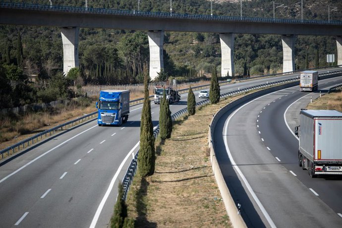 Archivo - Arxiu - Diversos camions circulen a l'AP-7 a La Jonquera, Girona, Catalunya (Espanya) 