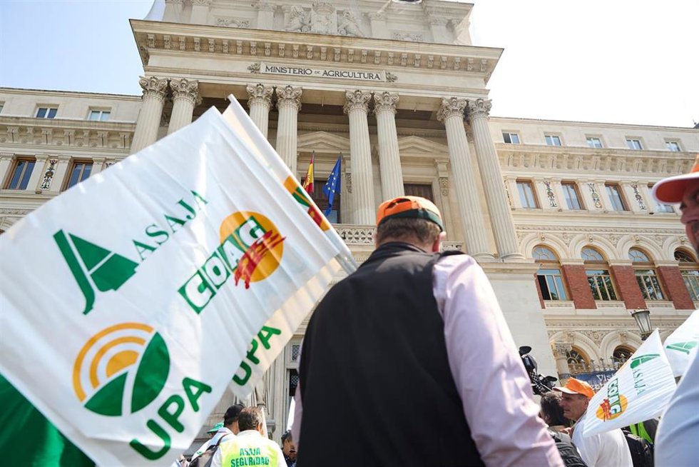 Archivo - Varias personas durante una concentración de cerealistas de las principales regiones productoras de España, frente al Ministerio de Agricultura, a 4 de junio de 2025, en Madrid (España). Las organizaciones profesionales agrarias ASAJA, COAG y 