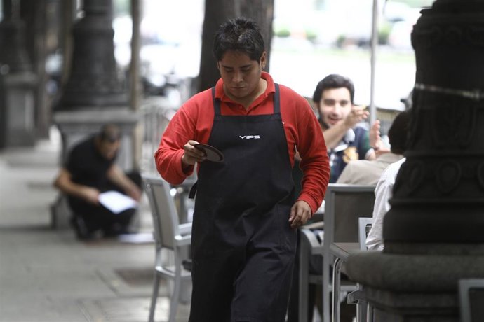 Archivo - Camareros, trabajador, sector servicios