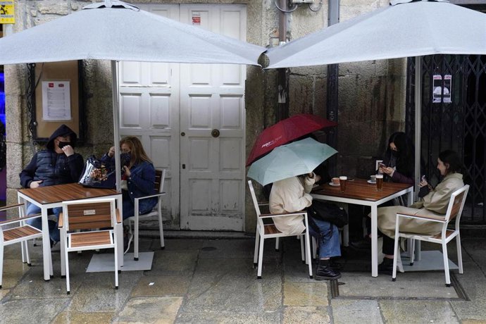Archivo - Varias personas toman unas bebidas en las mesas de la terraza de un bar, en Santiago de Compostela, A Coruña (Galicia), a 22 de octubre de 2020. Galicia ha entrado a las 00,00 horas de este jueves, en nivel 2 por el que se limitan en toda la Com