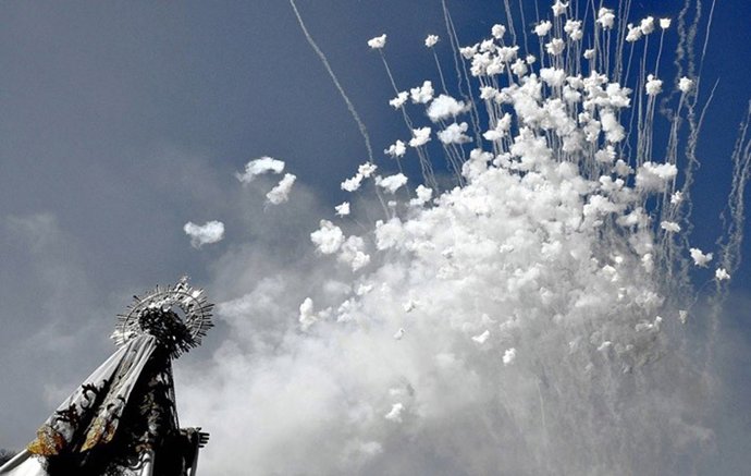 Una imagen de la Descarga de Cangas del Narcea, con la Virgen del Carmen en primer plano.