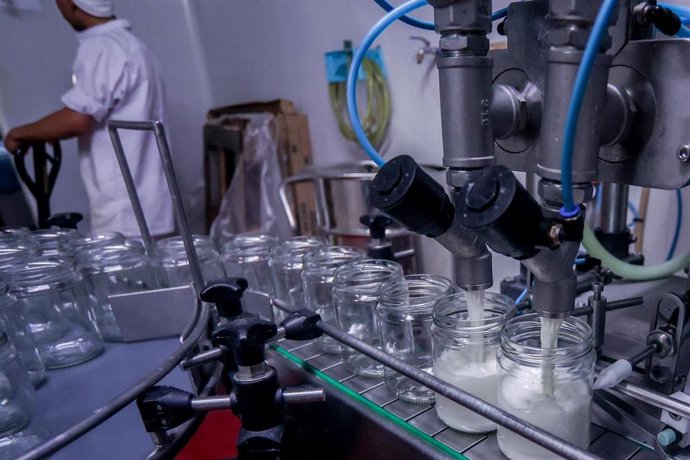 Archivo - Una máquina llena los recipientes de kéfir en la fábrica de la granja Suerte Ampanera, a 24 de agosto de 2022, en Colmenar Viejo, Madrid (España). 