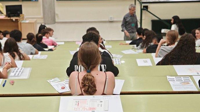 Estudiantes haciendo la PAU en la Universidad de Oviedo.