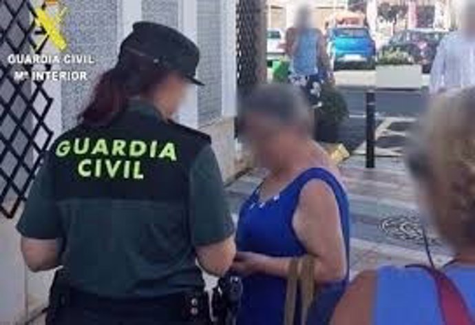 Investigan una estafa mediante el 'timo del tocomocho' a una anciana en Roquetas de Mar (Almería).