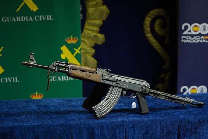 Archivo - Imagen de archivo de un fusil de asalto AK-47 Kalashnikov intervenido en una operación en Sevilla