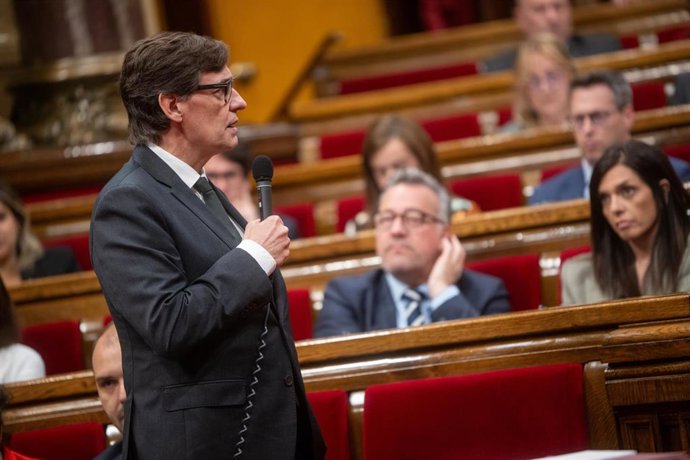 Archivo - El president de la Generalitat, Salvador Illa, durante una sesión de control al presidente de la Generalitat de Catalunya, en el Parlament, a 7 de mayo de 2025, en Madrid (España).