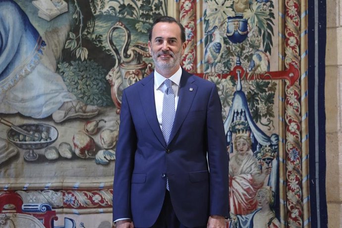 Archivo - El presidente del Parlamento de las Islas Baleares, Gabriel Le Senne, espera la llegada del Rey, en el Palacio de la Almudaina, a 24 de julio de 2024, en Palma de Mallorca, Mallorca, Baleares (España).