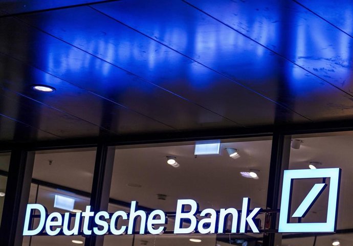 Archivo - FILED - 30 January 2025, Hesse, Frankfurt/Main: The Deutsche Bank logo lights up at the bank's headquarters in Frankfurt. Photo: Andreas Arnold/dpa