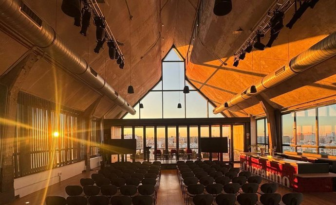 Interior de la Torre Cruzcampo, al atardecer.