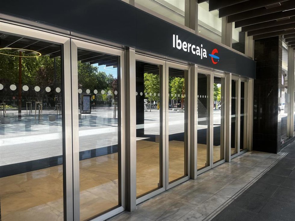 Uno de los accesos a la sede central de Ibercaja en Zaragoza.