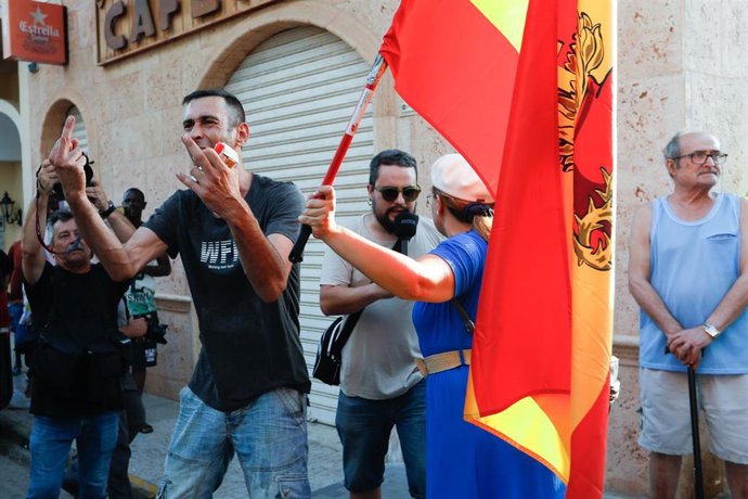 Varias personas durante una manifestación no autorizada en Torre Pacheco 