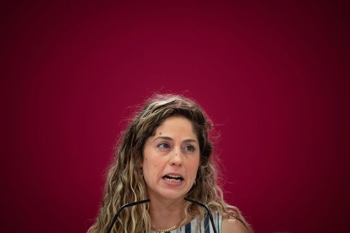 La coordinadora de Movimiento Sumar, Lara Hernández, durante la última reunión del curso político del Grupo Coordinador del Movimiento Sumar, en el Teatro Réplika de Madrid, a 12 de julio de 2025, en Madrid (España). 