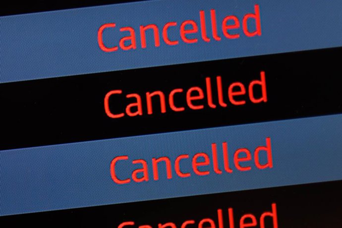 Archivo - FILED - 14 March 2024, Berlin: A display board in the hall for departures in Terminal 1 at BER Airport shows a number of flights as "Cancelled". The French civil aviation authority (DGAC) on Thursday told airlines to cut back flights to and from