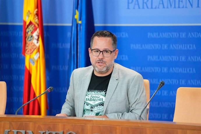 El portavoz de Adelante Andalucía, José Ignacio García, en rueda de prensa en el Parlamento.