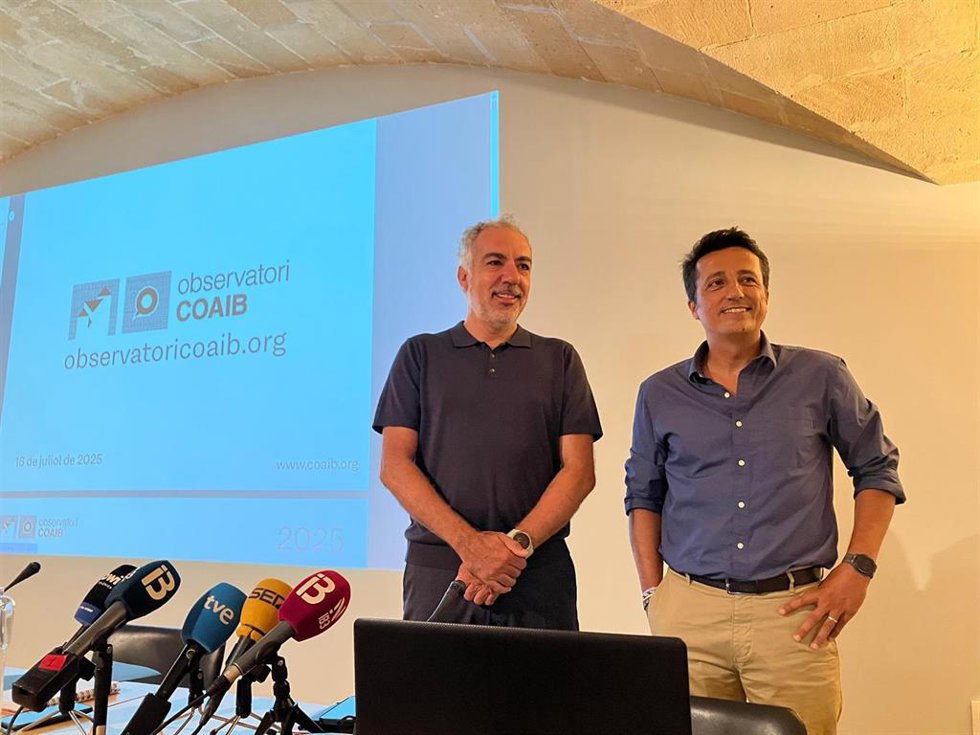 El decano del Coaib, Bernat Nadal (d), y el presidente de la demarcación de Mallorca, Joan Cerd (i).