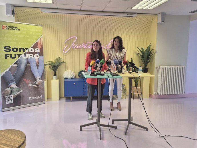 Cristina Navarro, directora gerente del IAJ, y María Pía Canals, directora general de Vivienda, durante la rueda de prensa.