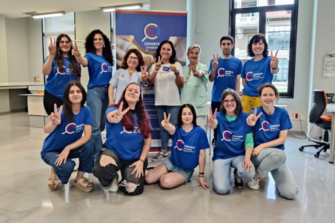 Imagen del equipo de Cohorte Cantabria junto a la participante 48.000