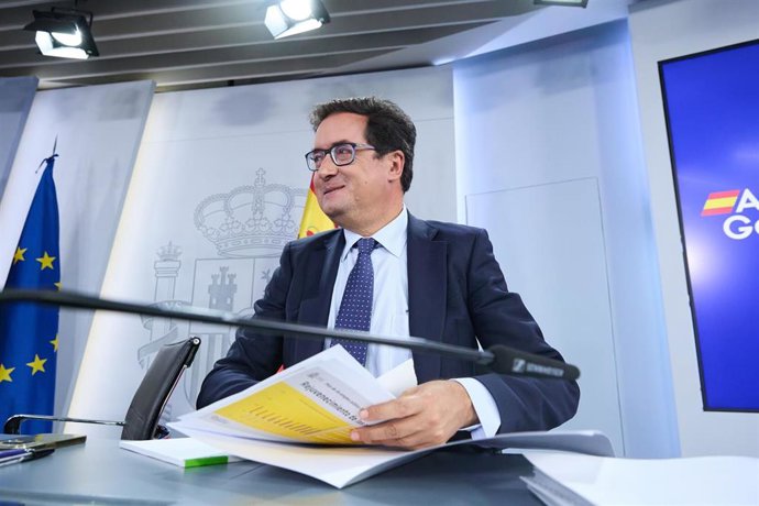 El ministro para la Transformación Digital y de la Función Pública, Óscar López, durante una rueda de prensa posterior a la reunión del Consejo de Ministros, en el Palacio de La Moncloa, a 15 de julio de 2025, en Madrid (España). El Consejo de Ministros h
