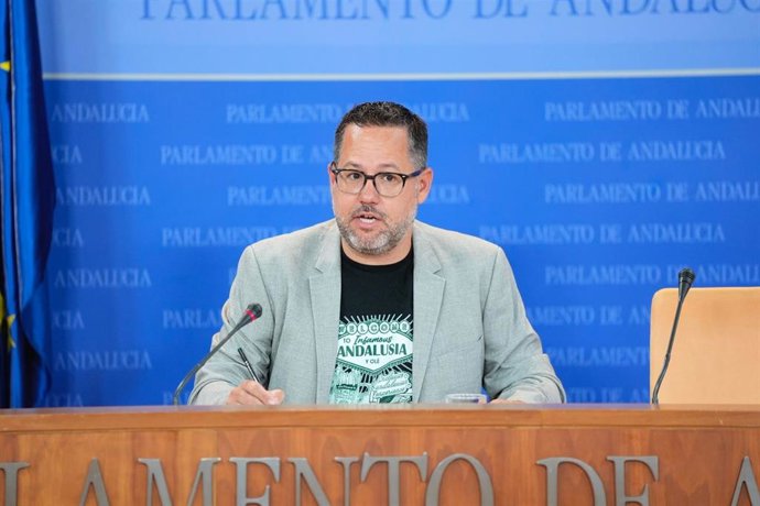 El portavoz del Grupo Mixto-Adelante Andalucía, José Ignacio García, en rueda de prensa en el Parlamento.