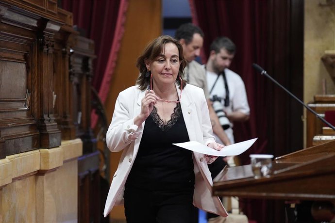 Archivo - La consellera de Territorio, Vivienda y Transición Ecológica y portavoz de la Generalitat, Sílvia Paneque, interviene durante un pleno en el Parlament de Catalunya, a 15 de julio de 2025, en Barcelona, Catalunya (España).