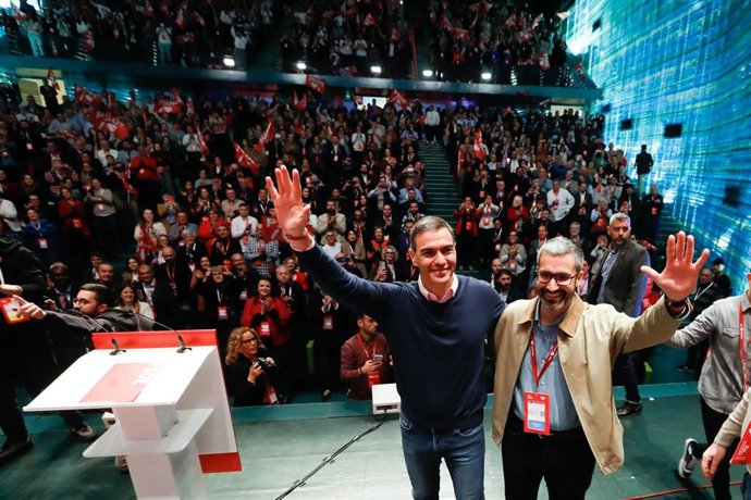 Archivo - El secretario general del PSOE y presidente del Gobierno, Pedro Sánchez (i), y el nuevo secretario general del PSRM-PSOE, Francisco Lucas (d), durante la clausura del XVII Congreso Regional del PSRM-PSOE, en el Auditorio y Palacio de Congresos E