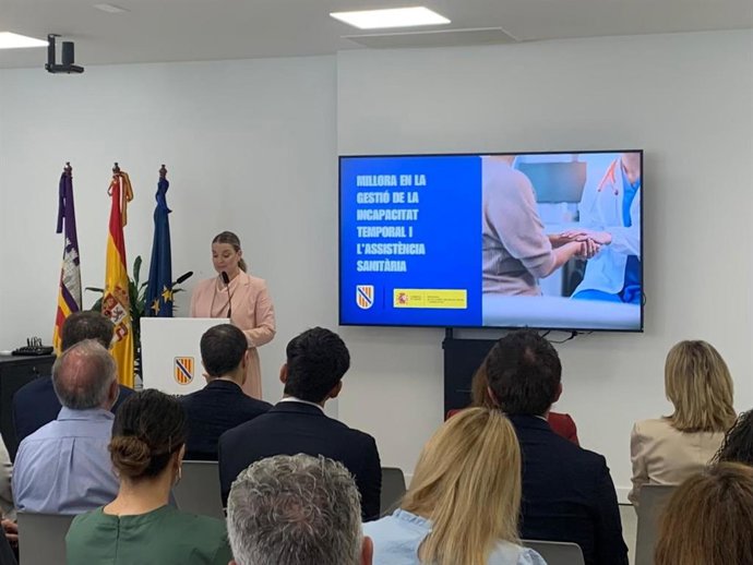 La presidenta del Govern, Marga Prohens, en la presentación del convenio para mejorar la gestión de la incapacidad temporal y asistencia sanitaria